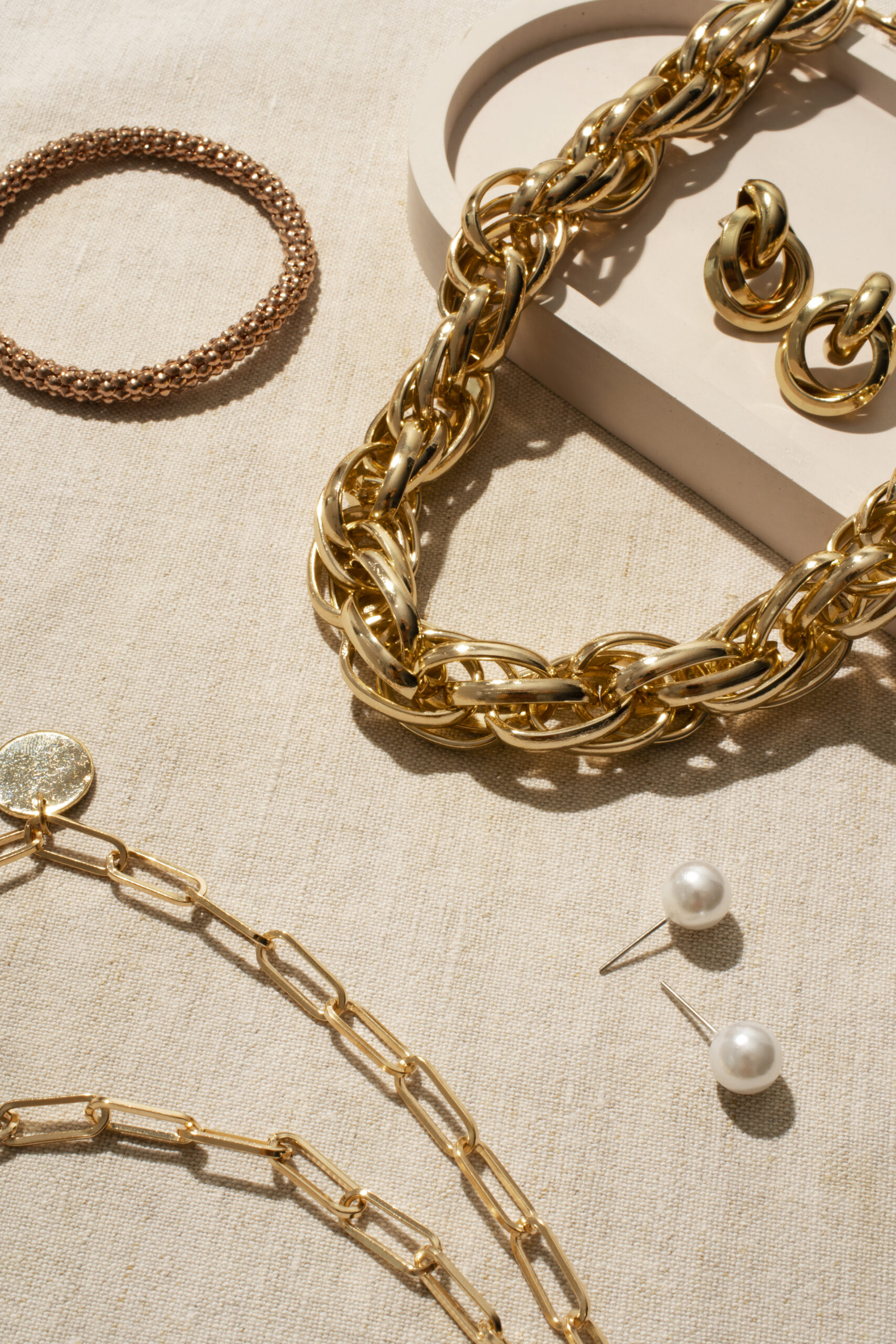 display-shiny-luxurious-golden-chain