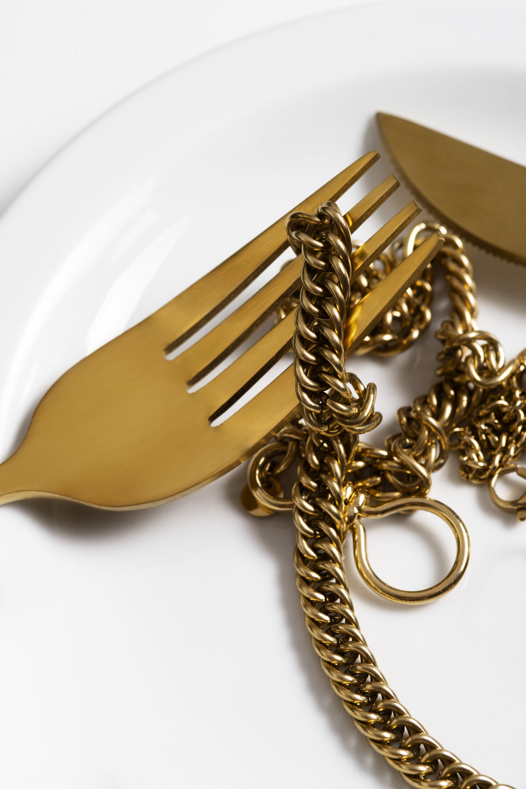 top-view-gold-chains-cutlery